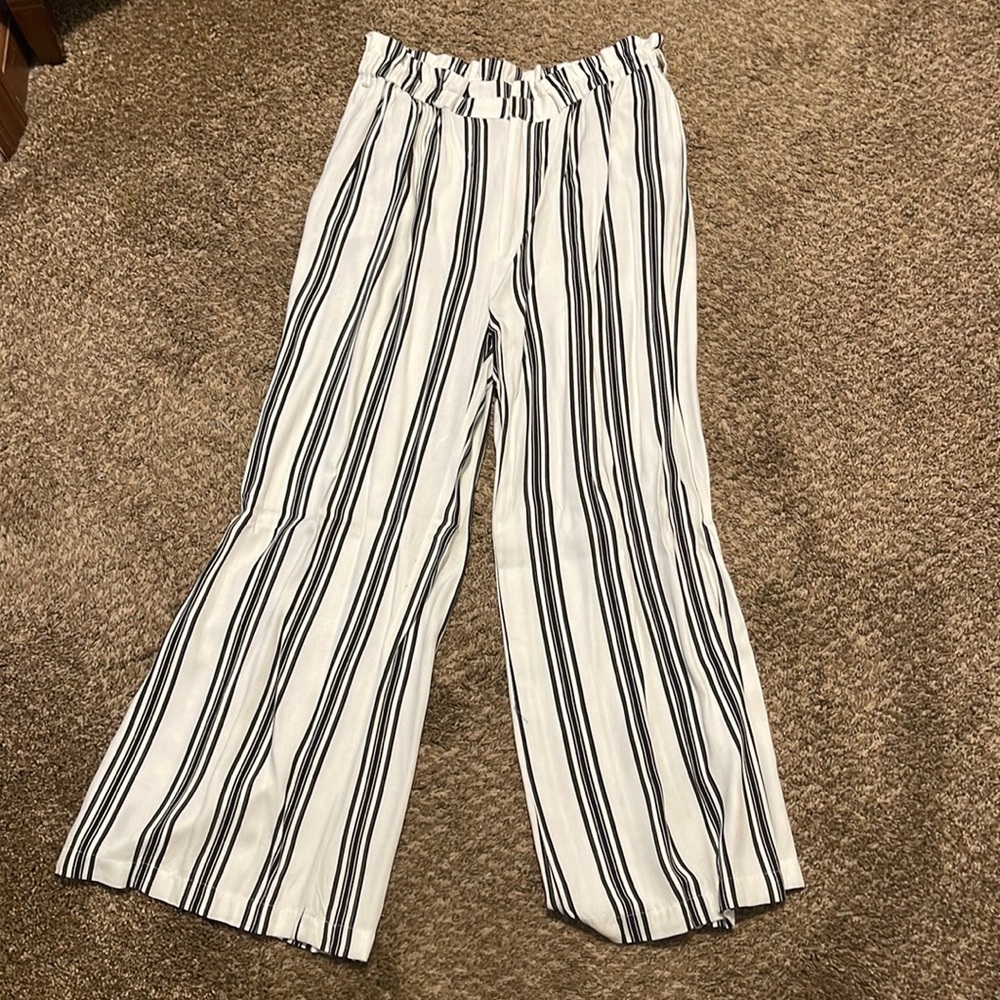 Black and white striped pull on dress pants Forever 21. Has a zipper and clip.